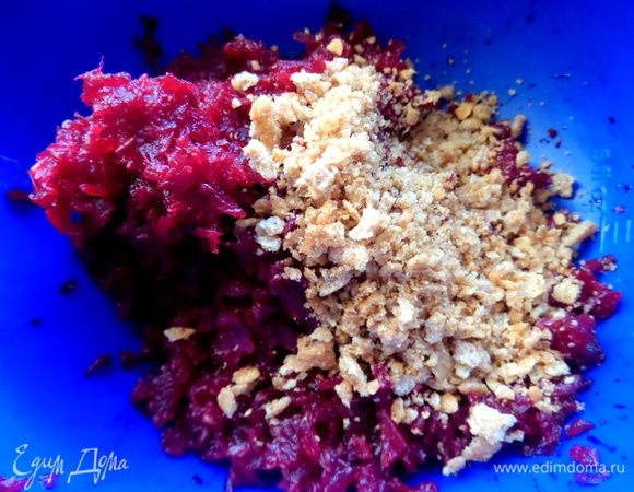 Добавить ржаную крошку (1ложку). Она соберет лишнюю влагу, и начинка не «поплывет».