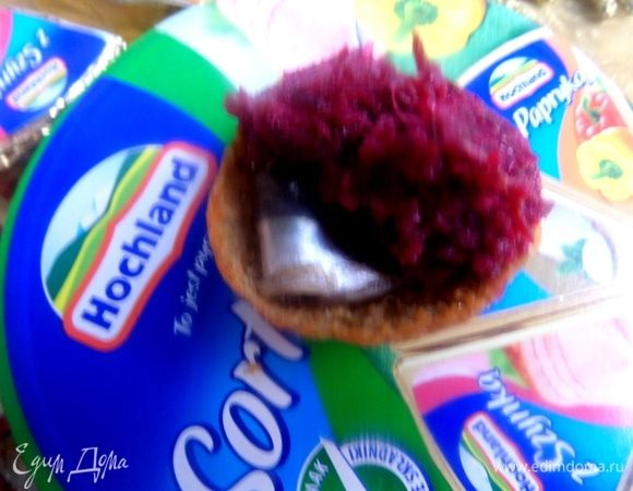 При сборке положить филе кильки на сухарик. Накрыть свекольной массой.