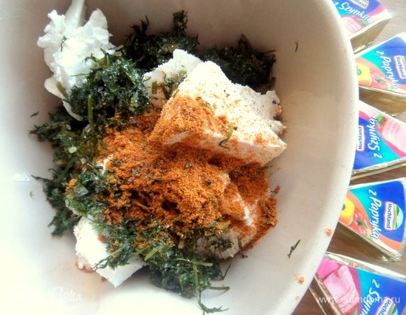 Добавить паприку и снова чесночную соль.