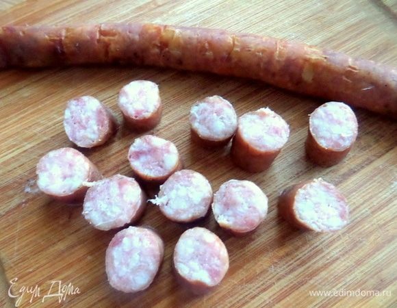 Для центра берем такую тонкую колбасу и делим на кусочки.