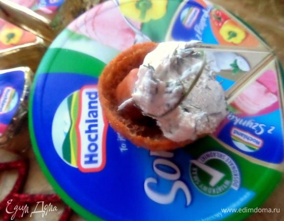 При сборке положить пару кусочков колбасы на сухарик и накрыть сырной пастой.