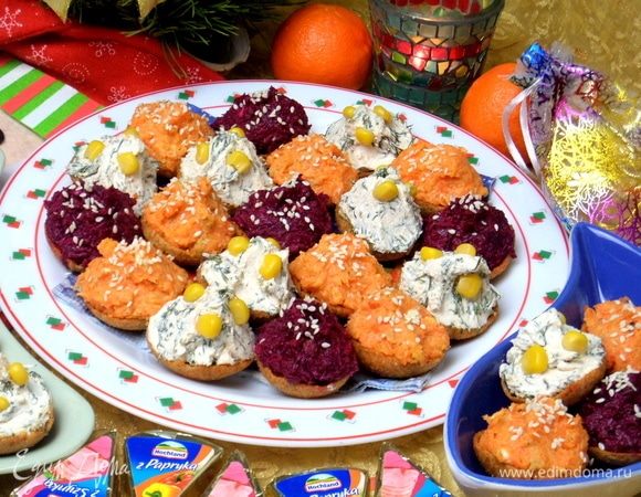 Наполняем все заготовки начинками, украшаем кукурузой и кунжутом.