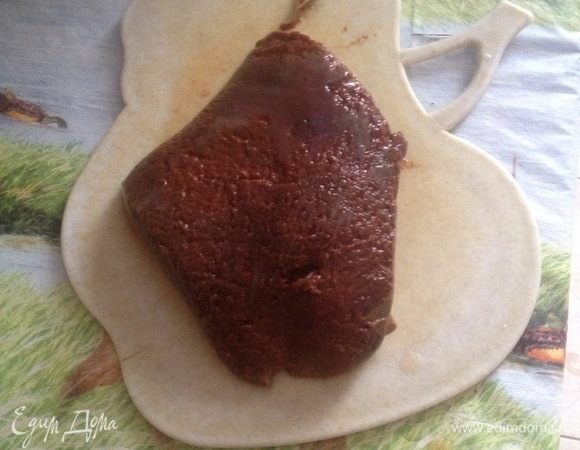 Говяжью печень хорошо промыть под проточной водой, удалить пленки. Положите целым куском в кастрюлю с подсоленной водой, доведите до кипения и постоянно снимайте пенку. Варить на слабом огне 30 мин. Остудить.