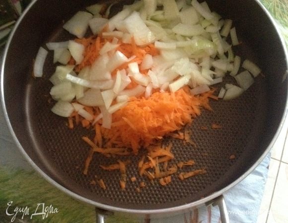 Морковь натереть на крупной терке, лук мелко нарезать и обжарить овощи в глубоком сотейнике до золотого цвета.