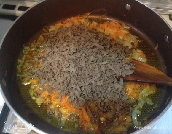 Печенку отварную натереть на крупной терке и добавить к овощам, перемешать, чтобы печенка пропиталась маслом от овощей.