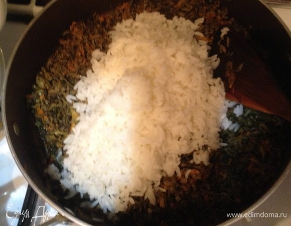 Добавить отварной рис, перемешать до однородности, прогреть все вместе пару минут.