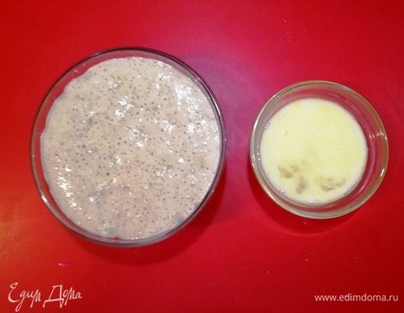 В теплое молоко добавляем соль, сахар, дрожжи. Оставляем на 10 минут. Дрожжи активизируются и поднимутся «шапочкой» (на фото).
Яйцо слегка взбалтываем.