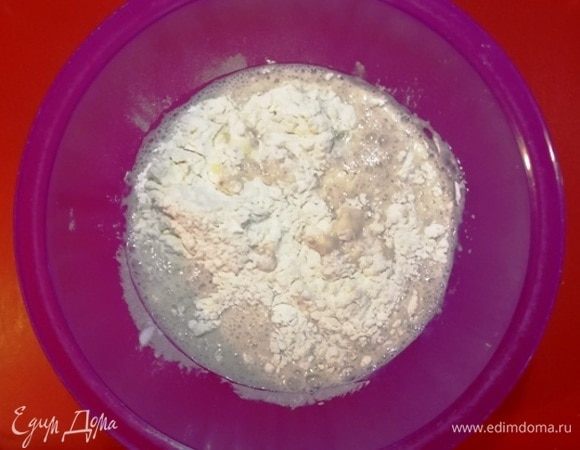 В просеянную муку добавляем подошедшую дрожжевую смесь и яйцо. Замешиваем тесто (не долго, чтобы не «забить»).