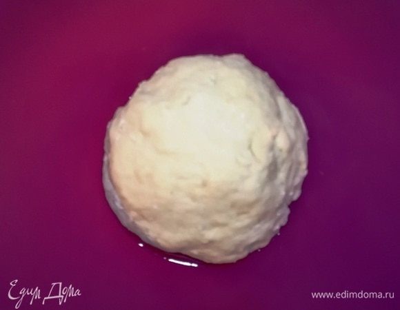 Перекладываем тесто в чистую емкость, накрываем и оставляем в теплом месте на 40–60 минут.