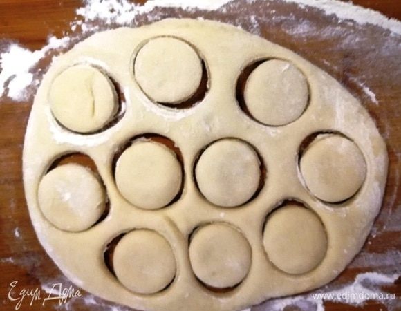 Половину теста раскатываем в пласт толщиной 5–7 мм. Вырезаем небольшие заготовки. Я взяла кондитерский шприц и обратной стороной выдавила кругляшки. В диаметре они получились 3 см. Из второй половины теста я приготовила мини-пиццы.