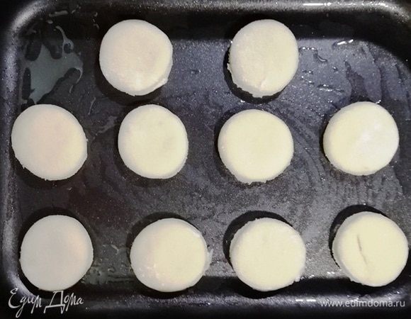 Выкладываем заготовки на противень, смазанный маслом. Накрываем пищевой пленкой и даем подойти около 30 минут.