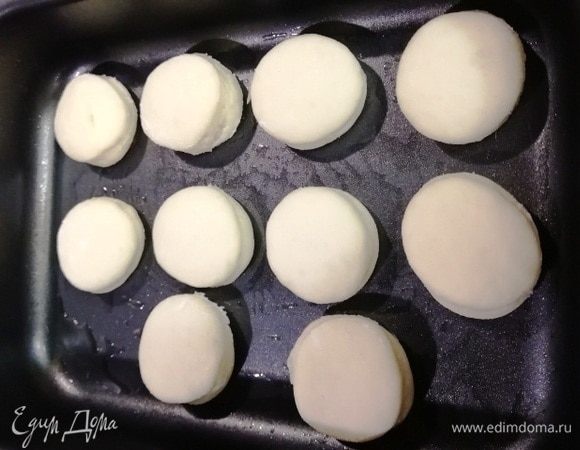 Пока я готовила начинку, булочки увеличились в 2 раза. Смазываем поверхность булочек желтком или молоком, посыпаем кунжутом. Отправляем их в духовку, разогретую до 180⁰С, на 12 минут.