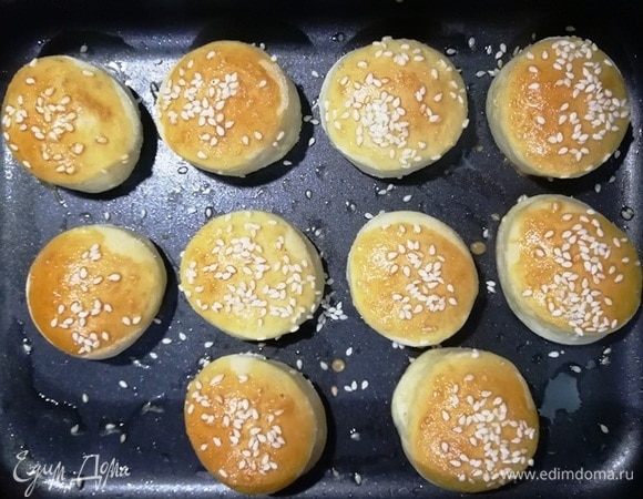 Вот такие получились румяные мини-булочки. Даем им остыть.