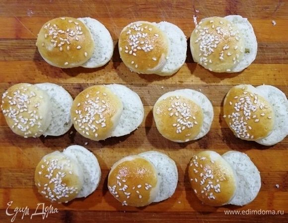 Разрезаем булочки пополам.