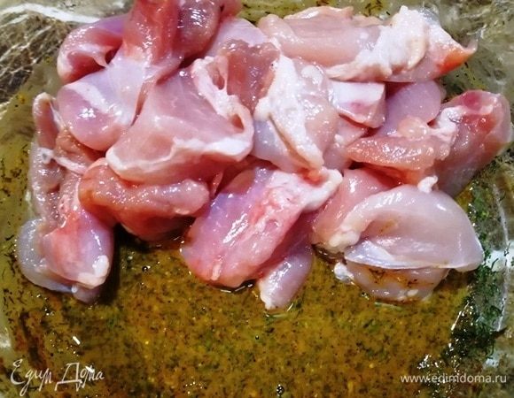 Для начинки я взяла куриные бедра и срезала мясо с кости.