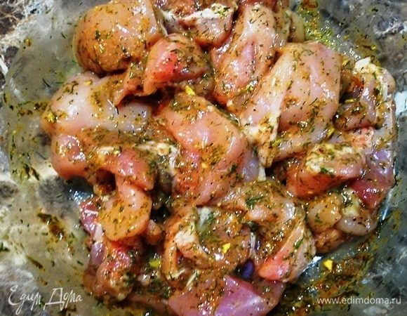 Можете замариновать мясо любым способом. Мне нравятся хрустящие кусочки. Я смешиваю соль, перец черный, перец красный острый, сушеный чеснок, карри, яичный белок и 1 ч. л. картофельного крахмала. Мариную курицу минут 20.