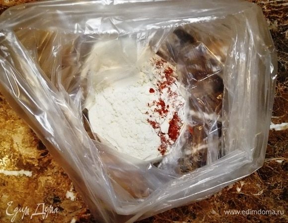 В пакете смешиваю муку, паприку, соль.