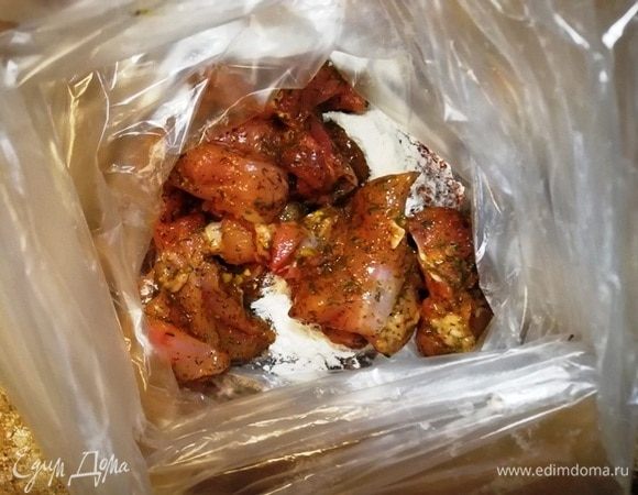 Курицу выкладываю в полученную смесь и хорошо трясу пакет. Каждый кусочек получается в панировке.