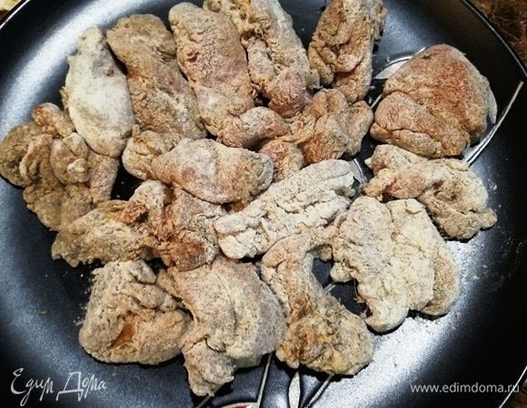 В небольшой глубокой кастрюле или фритюрнице хорошо разогреваем подсолнечное масло. Небольшими порциями жарим в раскаленном масле курицу примерно по 3 минуты.