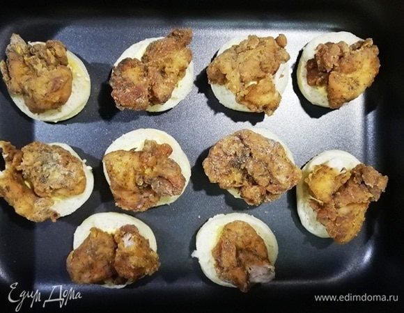 Укладываем кусочки хрустящей курочки.