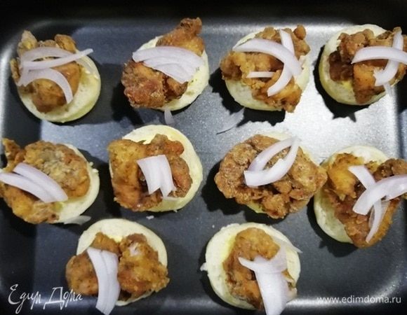 На курочку укладываем лук.