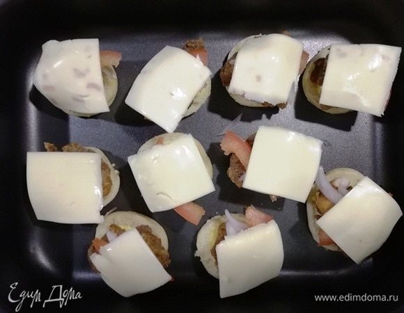 Укрываем пластинками сыра.