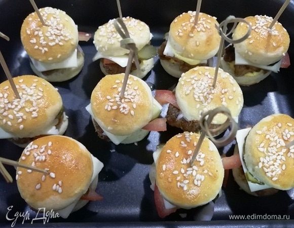 Закрываем верхней частью булочки. Скрепляем шпажками. Отправляем в духовку на 5 минут, чтобы расплавился сыр.