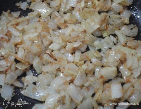 Луковицу мелко нарезать и обжарить в смеси растительного и сливочного масла до прозрачности. Затем добавить панировочные сухари и еще прожарить пару минут.