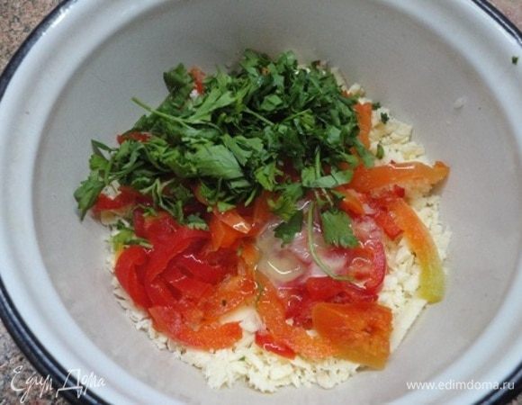 Для начинки сыр натереть на крупной терке, добавить желток, перец, нарезанный полосками или кубиками, и петрушку. Все перемешать.