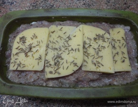 Закрыть оставшимся фаршем. Сверху выложить кусочки сыра и посыпать тмином. Запекать 50 минут при температуре 200°С. Последние 10 минут я запекала, накрыв фольгой.  Если используете говяжий фарш, то время увеличивается до 1 часа 15 минут.