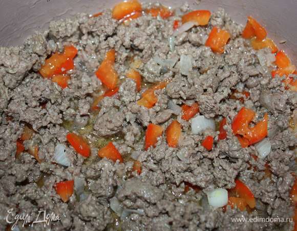 Добавляем фарш, солим, перчим и жарим 15 минут, помешиваем.