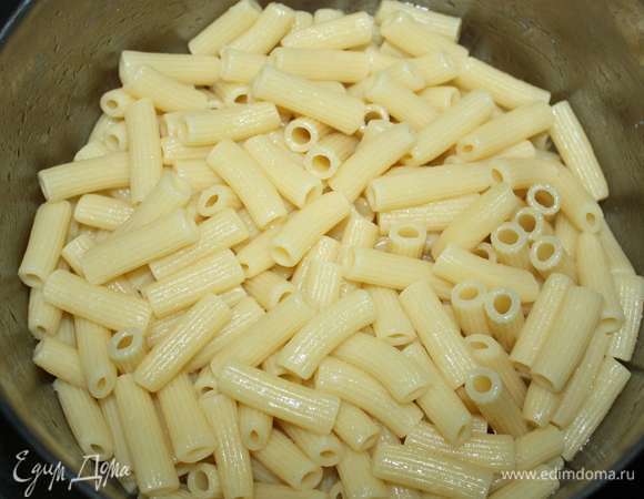 Макароны отвариваем, сливаем воду, затем добавляем 0,5 ст. л. растительного масла и перемешиваем.