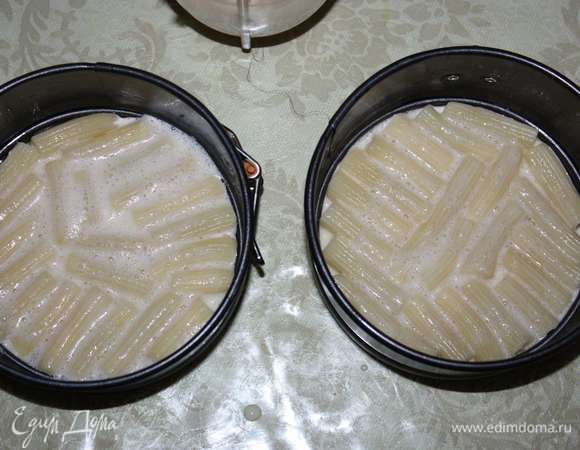 Взбитым яйцом заливаем макароны (немного, чтобы только покрыть их), равномерно распределяем.