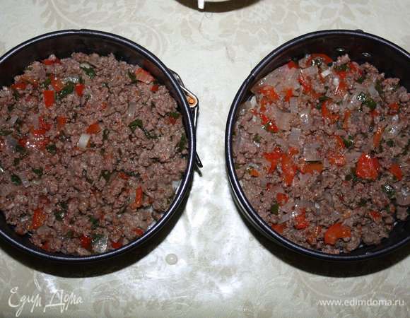 Далее кладем фарш.