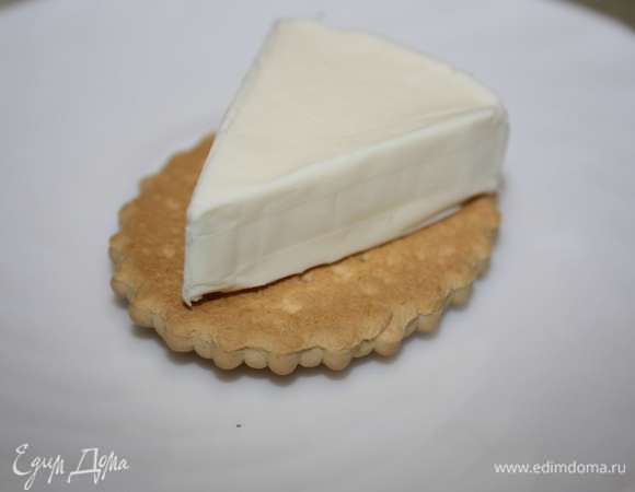 Выкладываем треугольник плавленого сыра Hochland на печенье.