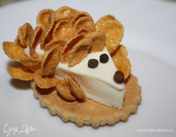 Из горошков перца выкладываем нос и глазки.