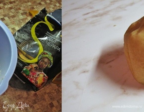 Приготовим тесто №2.
Масло должно быть твердым.
Муку смешать с сахаром и маслом, перетереть и вымесить тесто, пока оно не станет эластичным и не соберется в комок.