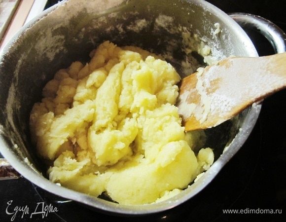 Заварное тесто.
Яйца вбить в мисочку, взвесить, перемешать вилкой.
Кастрюлю с водой поставить на огонь, положить в нее масло и щепотку соли, довести до кипения. Всыпать постепенно муку при постоянном помешивании. Мешать интенсивно минуты три-четыре, чтобы заварилась мука, и тесто собралось в комок.
