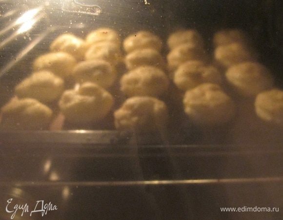 Выпекаем при 200°С первые 10 минут, затем убавляем жар до 160°С и допекаем еще 10–12 минут.
Вынимаем и ставим охлаждаться.