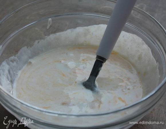 Смешайте сметану с яйцом, сахаром и солью.