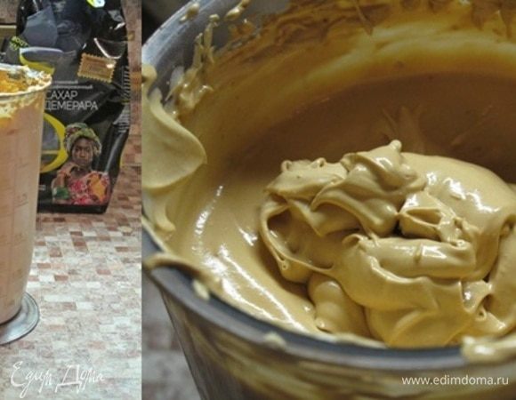 Взбиваем сливки, добавляем вареную сгущенку и хорошо перемешиваем.