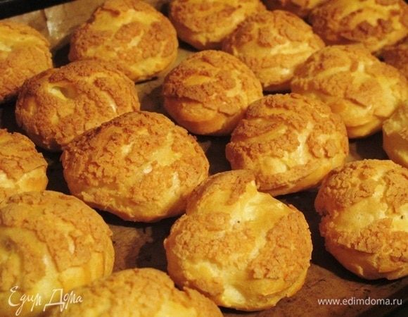 Булочки начиняем с помощью кондитерского шприца или разрезая. Украшаем сахарной пудрой.
В авторском рецепте крем заварной, масляный. Но можете использовать свой любимый.