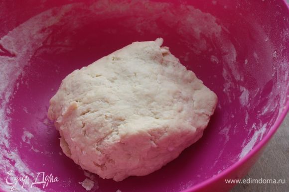 Тесто легко вымешивается и достаточно быстро формируется в шар. Оберните его пищевой пленкой и уберите в холодильник (не в морозилку) на 30 минут.