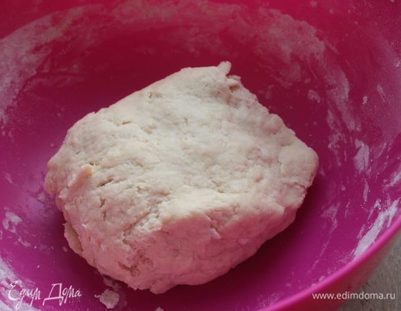 Тесто легко вымешивается и достаточно быстро формируется в шар. Оберните его пищевой пленкой и уберите в холодильник (не в морозилку) на 30 минут.