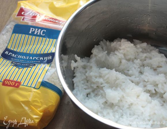 Заранее отварите и остудите рис Краснодарский ТМ «Националь». Его нужно обязательно посолить.