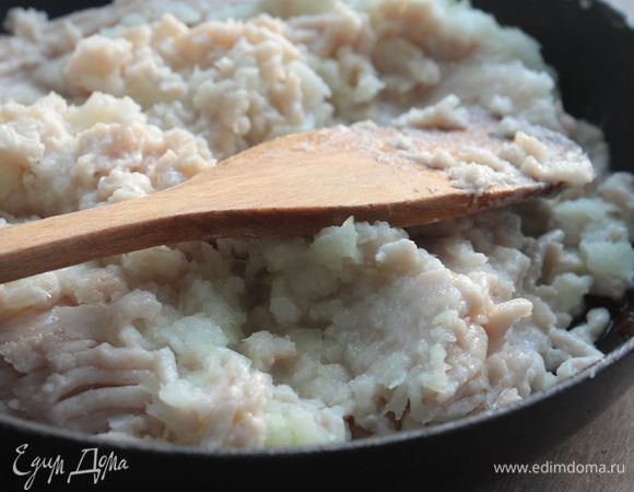 На сливочном масле слегка обжарьте куриный фарш (буквально 2–3 минуты) вместе с измельченной в блендере луковицей. Я рекомендую измельчать лук в кашицу, так как это придаст дополнительную сочность фаршу, а также начинка будет более однородной. После добавьте к фаршу сливки, посолите по вкусу и тушите на среднем огне не больше 5-ти минут. 
Снимите начинку с огня и так же охладите до комнатной температуры. 