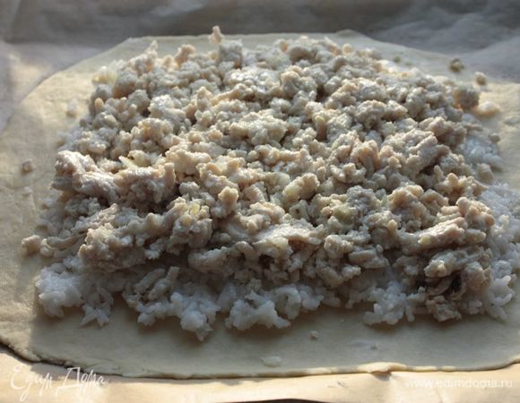 Поверх риса выложите фарш.