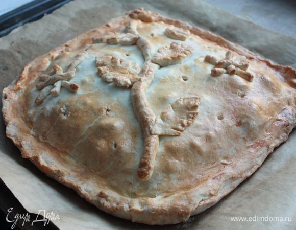 Готовый пирог должен получиться красивого золотого оттенка. Дайте ему немного отдохнуть (20 минут вполне достаточно) и можно подавать к столу! 