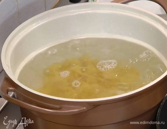 Макароны отваривать в подсоленной воде на минуту меньше, чем указано на упаковке, затем воду слить.