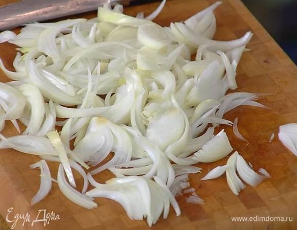 Лук почистить и нарезать тонкой соломкой.